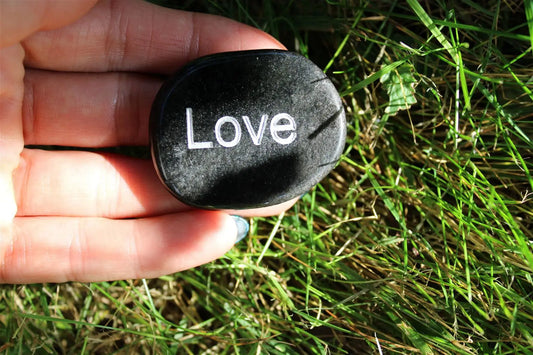 Petit galet plat LOVE - Aurore Lune