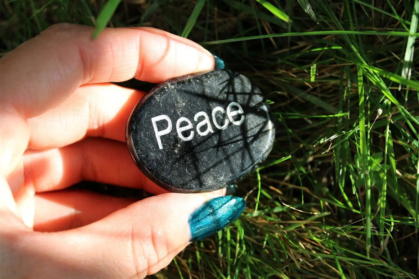 Petit galet plat PEACE : paix - Aurore Lune