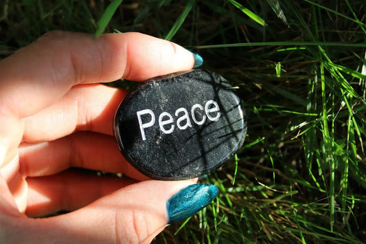 Petit galet plat PEACE : paix - Aurore Lune