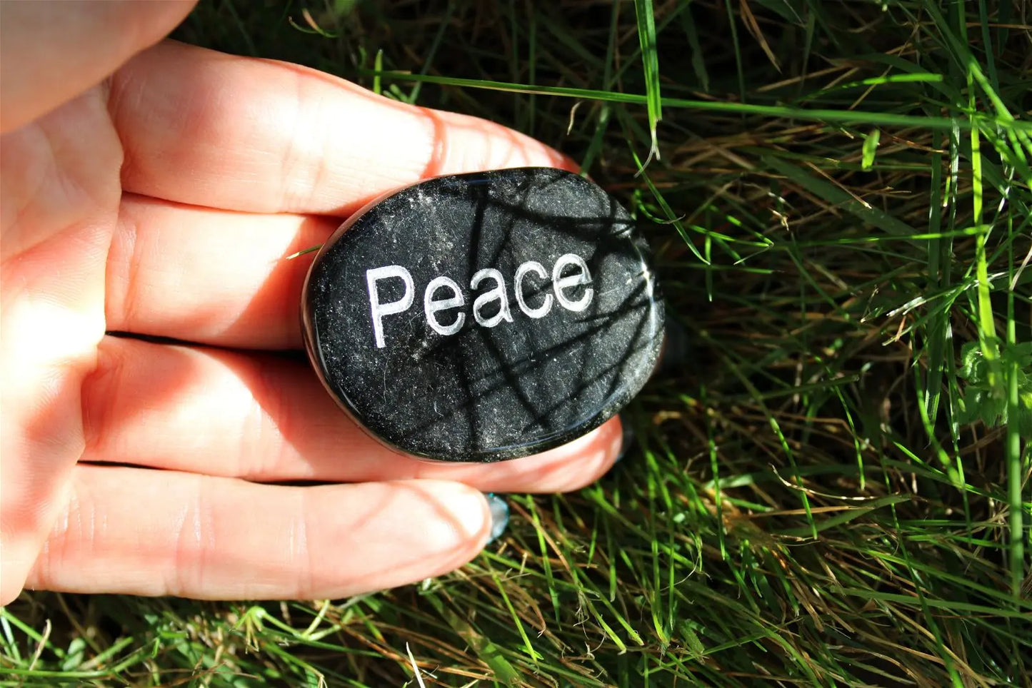 Petit galet plat PEACE : paix - Aurore Lune