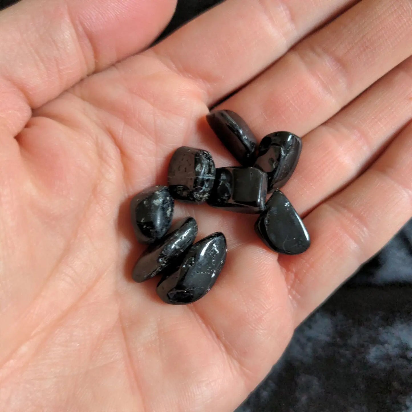 Petite pierre roulée en tourmaline noire - Aurore Lune