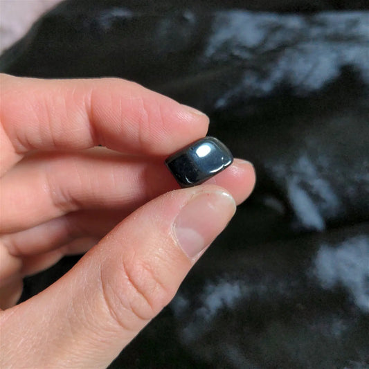 Petite pierre roulée en tourmaline noire - Aurore Lune