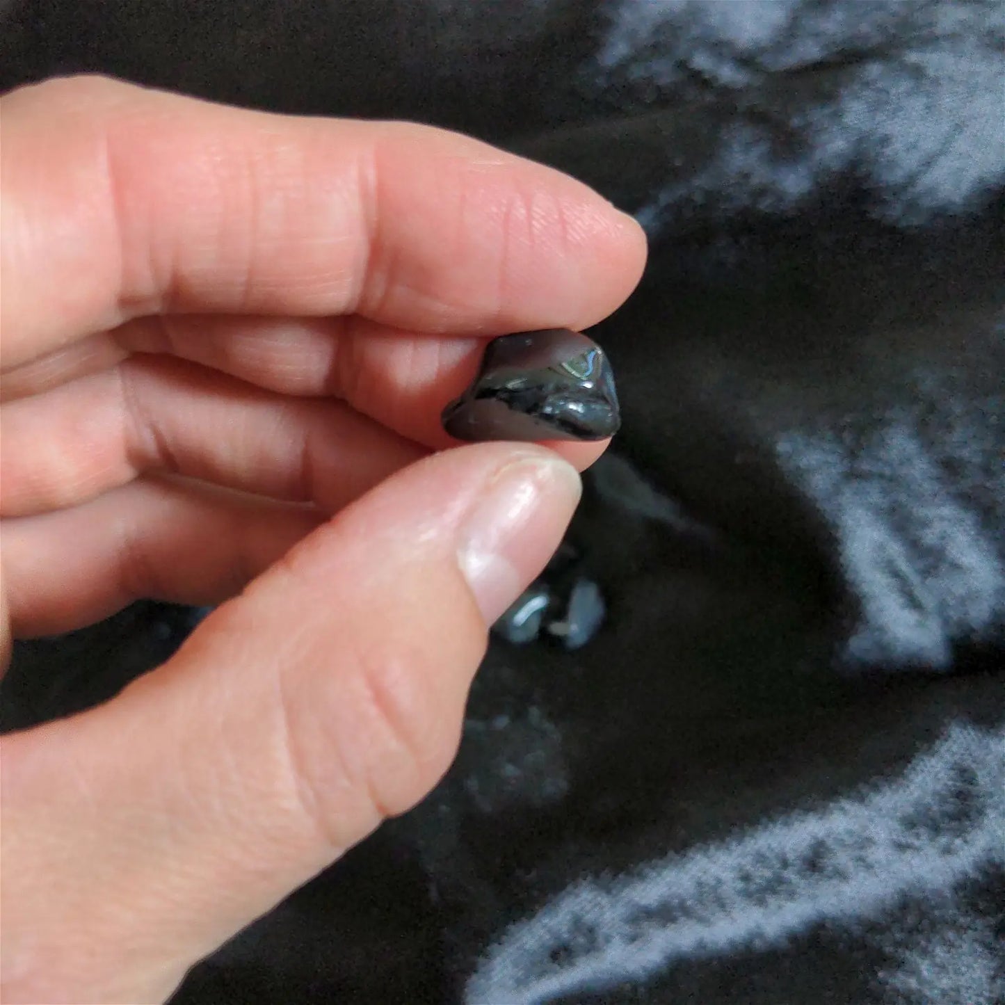 Petite pierre roulée en tourmaline noire - Aurore Lune