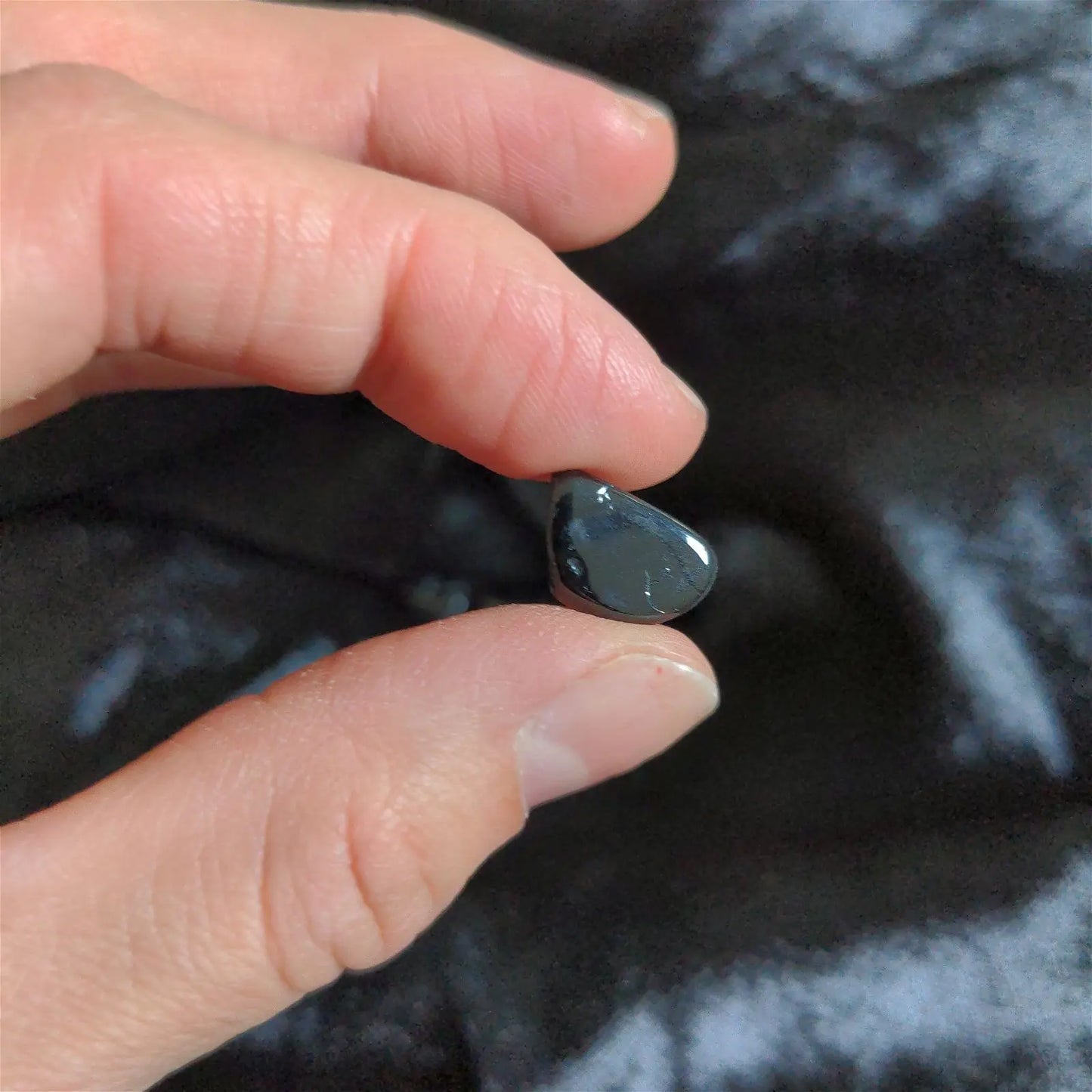 Petite pierre roulée en tourmaline noire - Aurore Lune