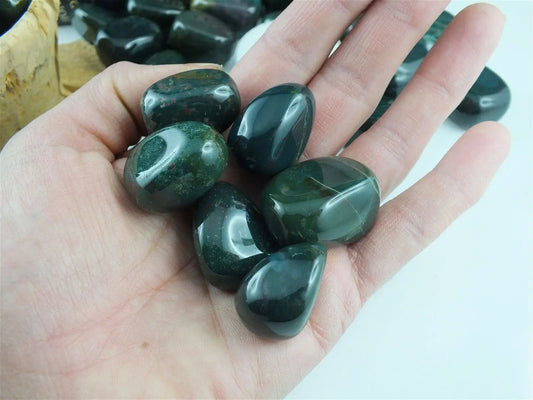 Pierre roulée en jaspe héliotrope ou sanguin - Aurore Lune