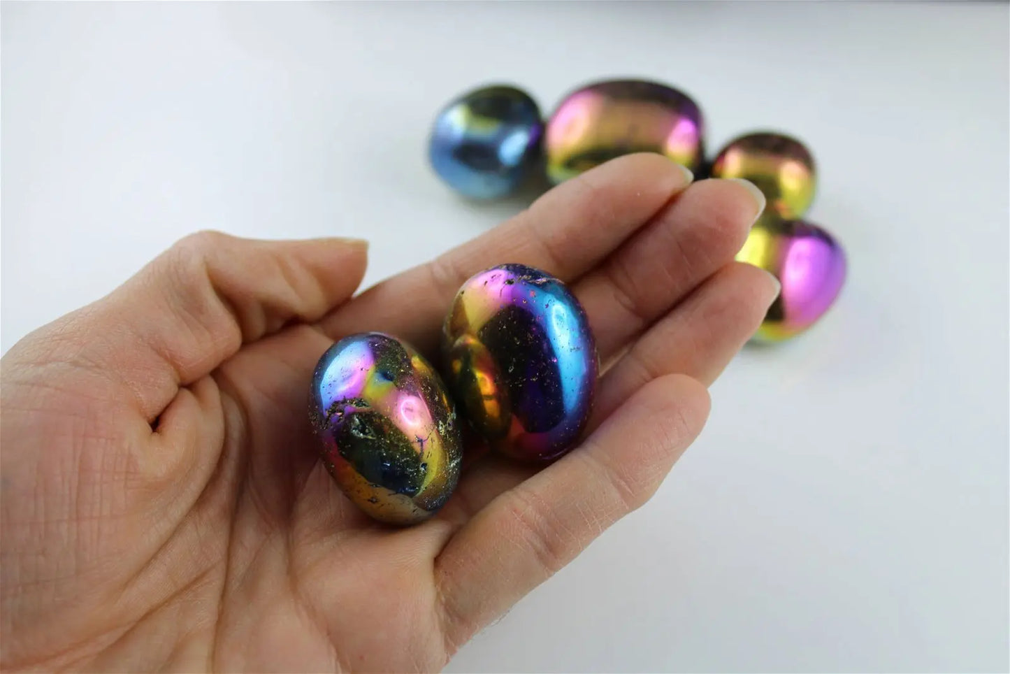Pierre roulée en quartz rainbow aura COULEUR ARTIFICIELLE - Aurore Lune