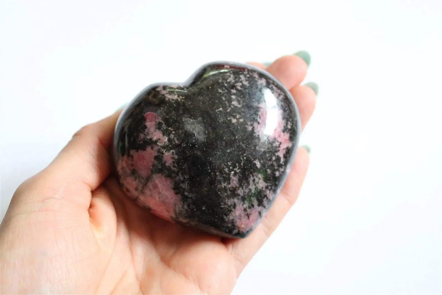 Rhodonite en coeur 7.5 cm - 313 grammes - Aurore Lune
