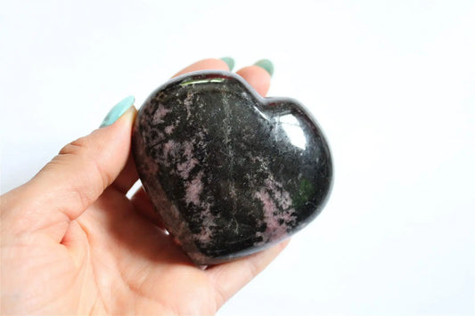 Rhodonite en coeur 7.5 cm - 313 grammes - Aurore Lune
