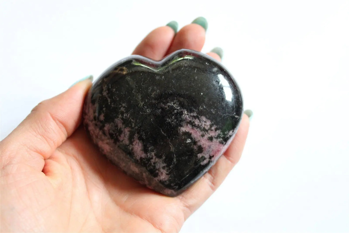 Rhodonite en coeur 7.5 cm - 313 grammes - Aurore Lune