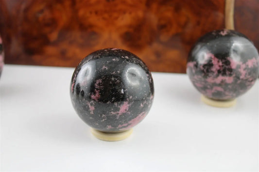 Rhodonite en sphère avec socle 495 grammes - Aurore Lune