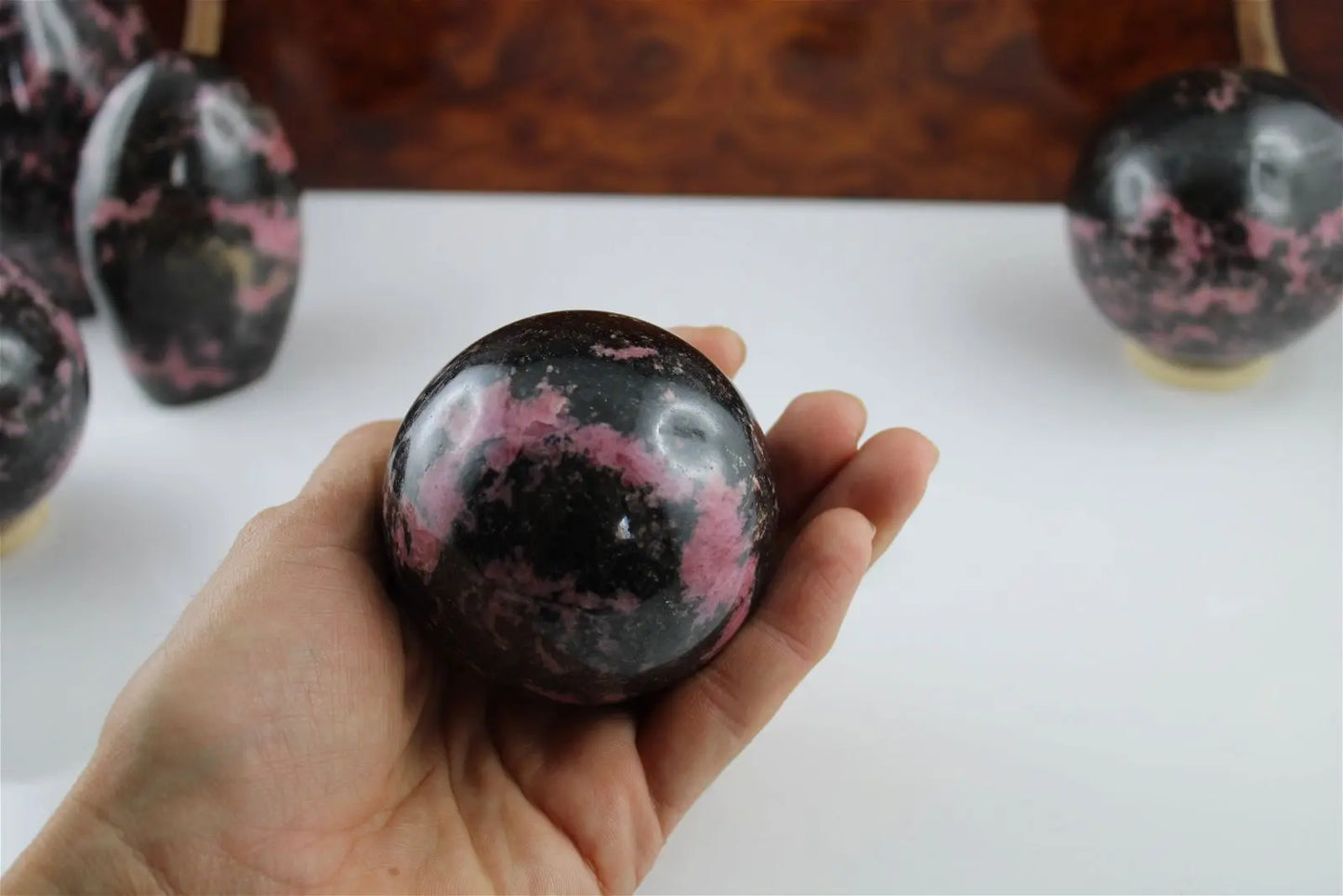 Rhodonite en sphère avec socle 495 grammes - Aurore Lune