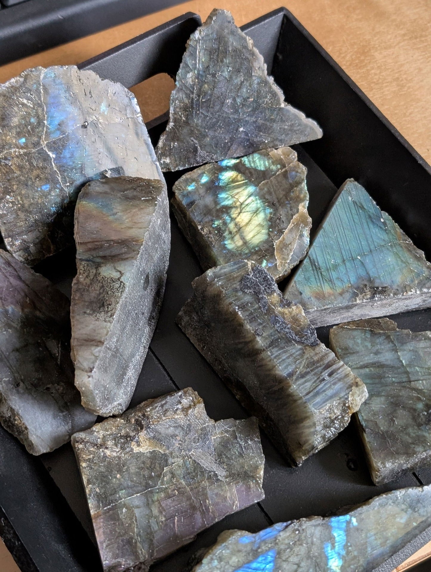 Sachet un kilo de labradorite mi brute mi polie - Aurore Lune