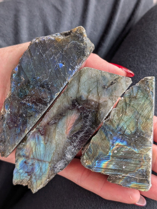 Sachet un kilo de labradorite mi brute mi polie - Aurore Lune