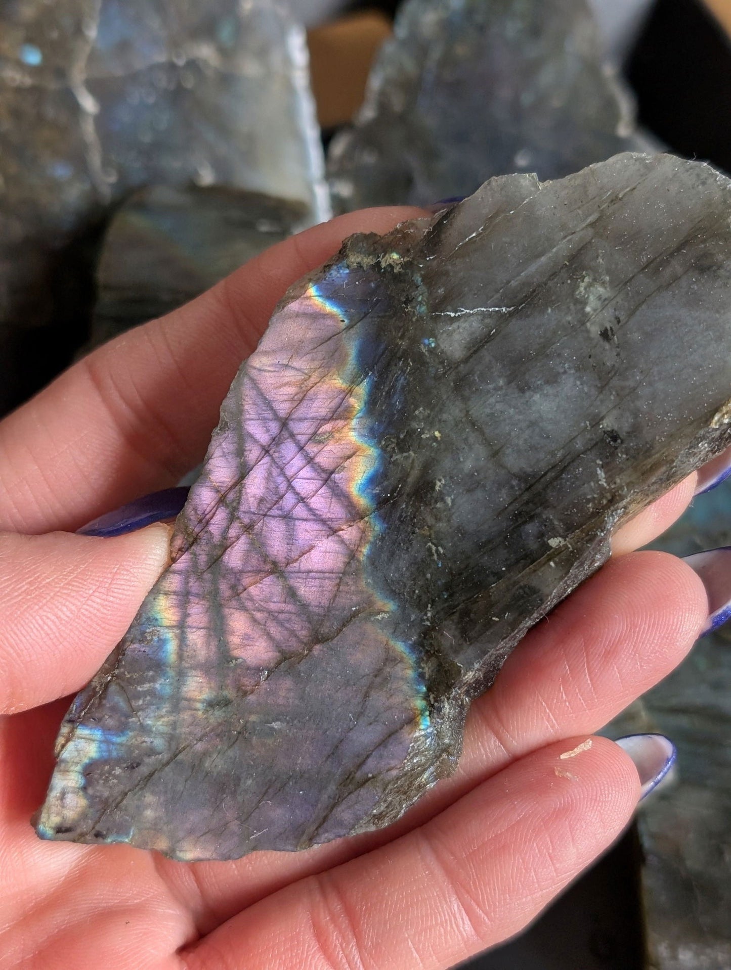 Sachet un kilo de labradorite mi brute mi polie - Aurore Lune