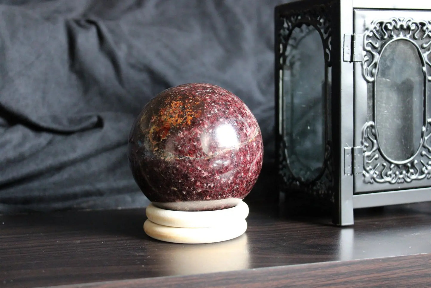 Sphère de grenat 9cm 1.4 kg environ RARE - Aurore Lune