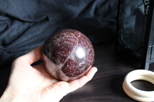 Sphère de grenat 9cm 1.4 kg environ RARE - Aurore Lune