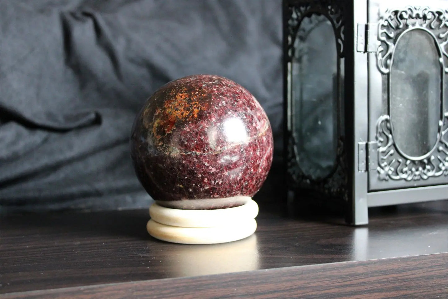 Sphère de grenat 9cm 1.4 kg environ RARE - Aurore Lune