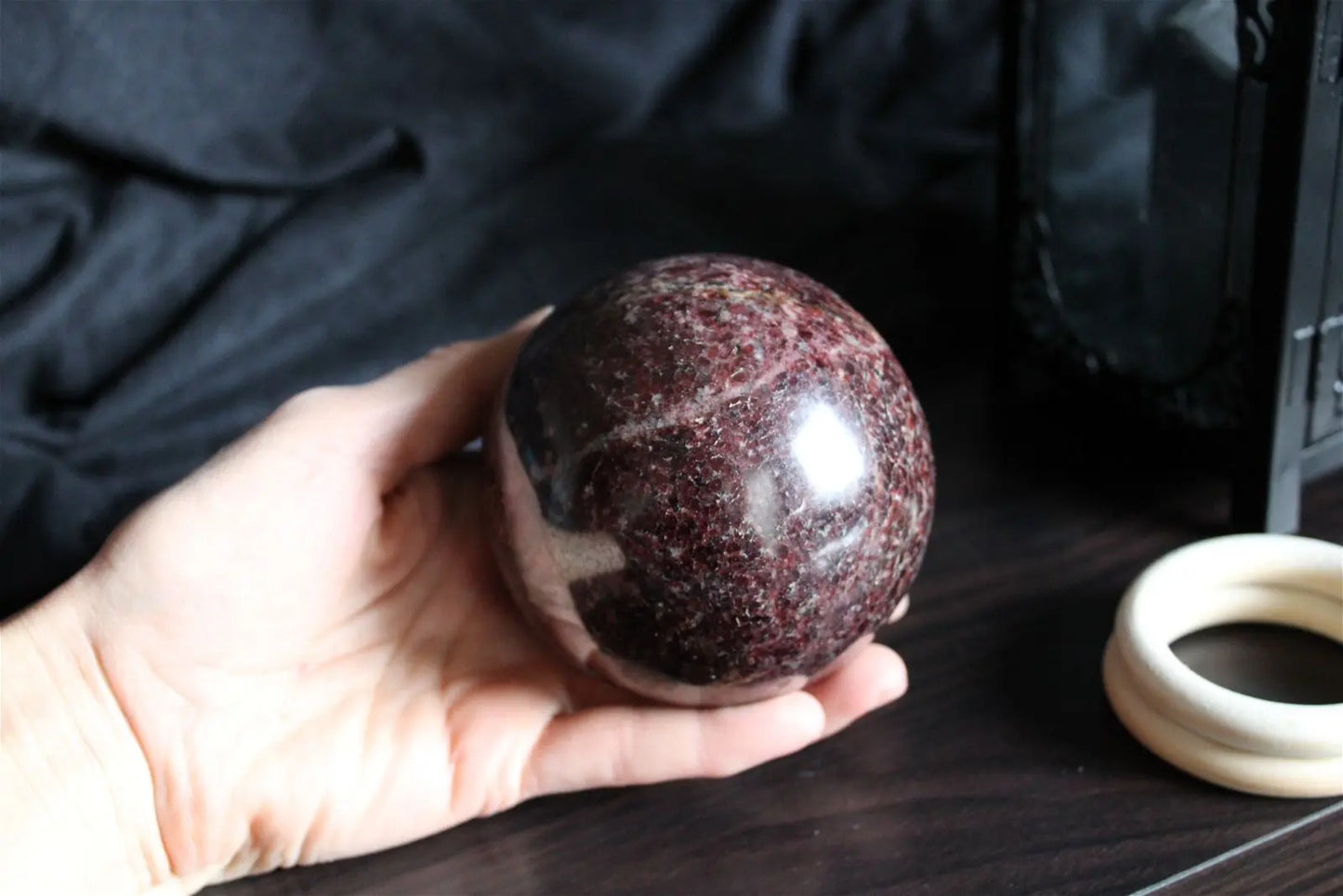 Sphère de grenat 9cm 1.4 kg environ RARE - Aurore Lune
