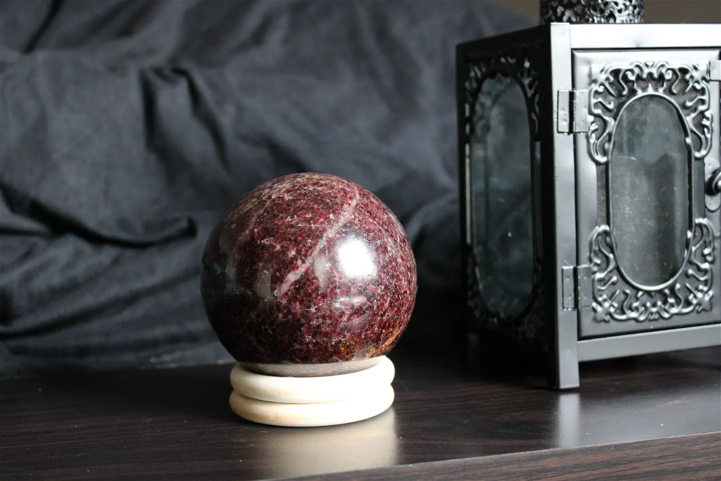 Sphère de grenat 9cm 1.4 kg environ RARE - Aurore Lune
