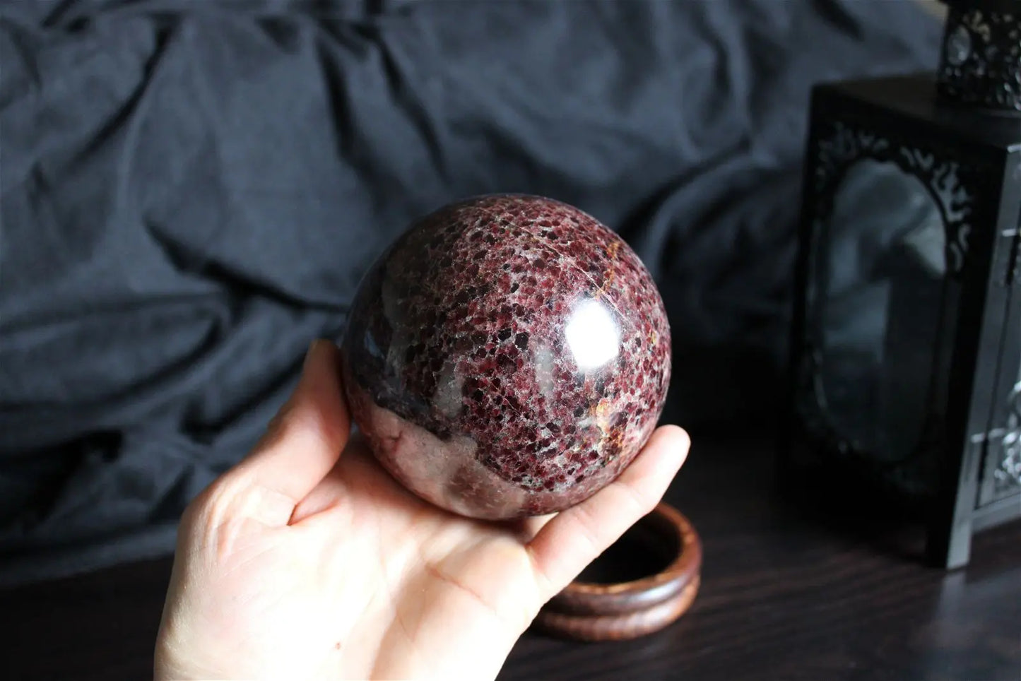 Sphère de grenat 9cm 1.4 kg environ RARE - Aurore Lune