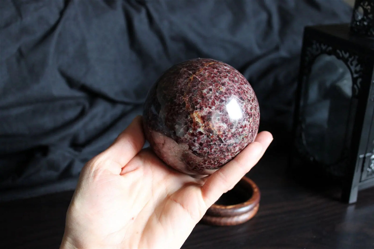 Sphère de grenat 9cm 1.4 kg environ RARE - Aurore Lune