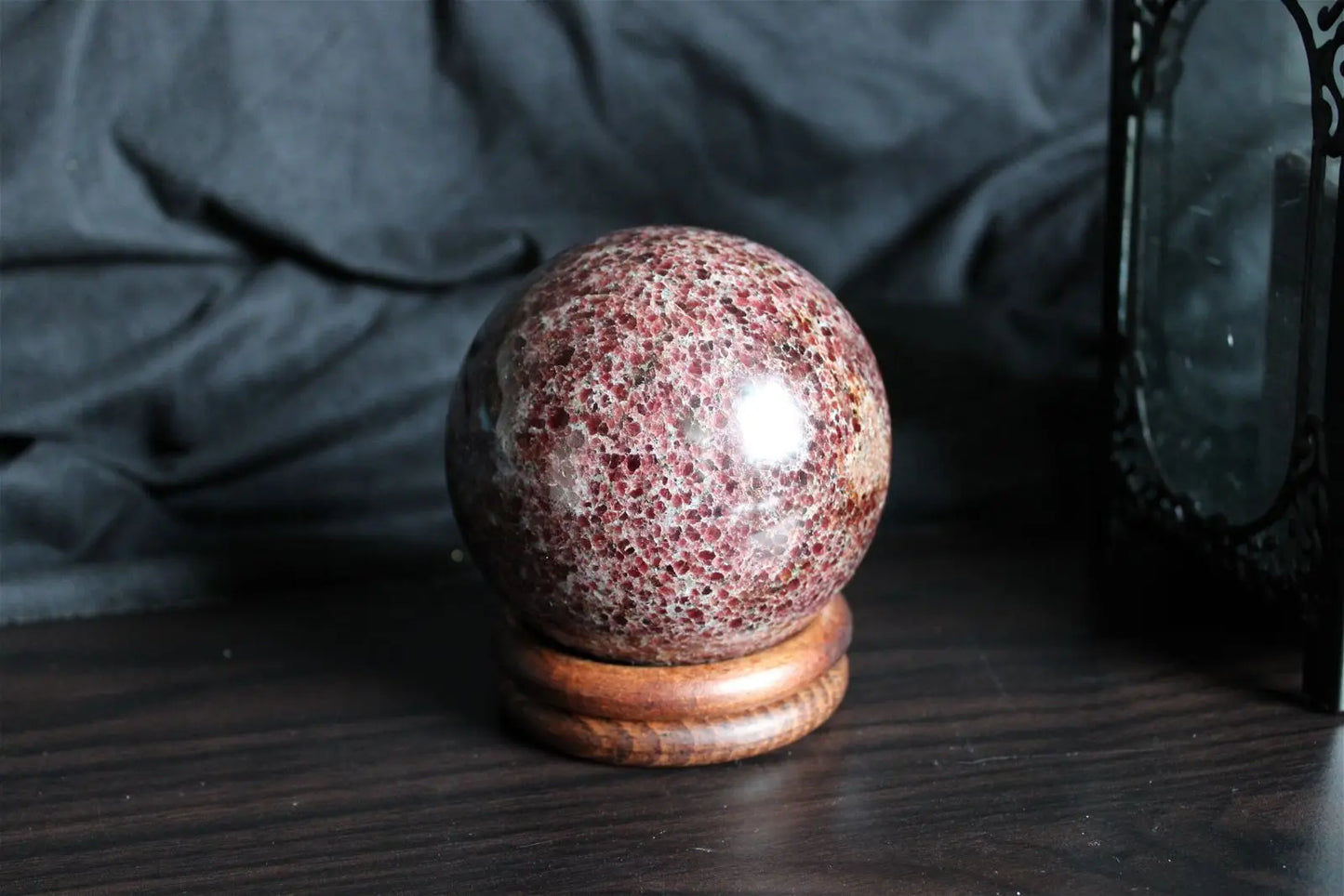 Sphère de grenat 9cm 1.4 kg environ RARE - Aurore Lune