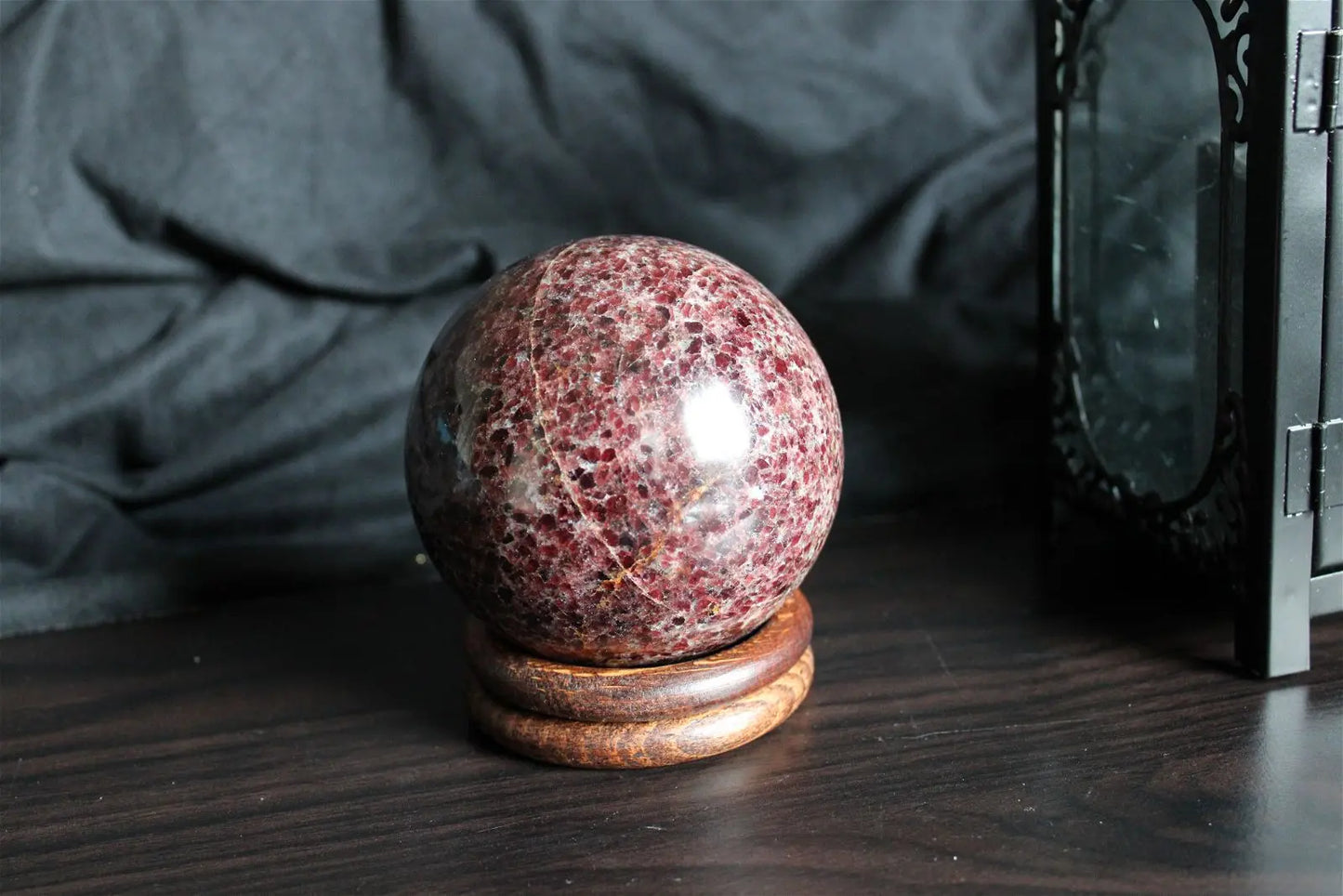 Sphère de grenat 9cm 1.4 kg environ RARE - Aurore Lune