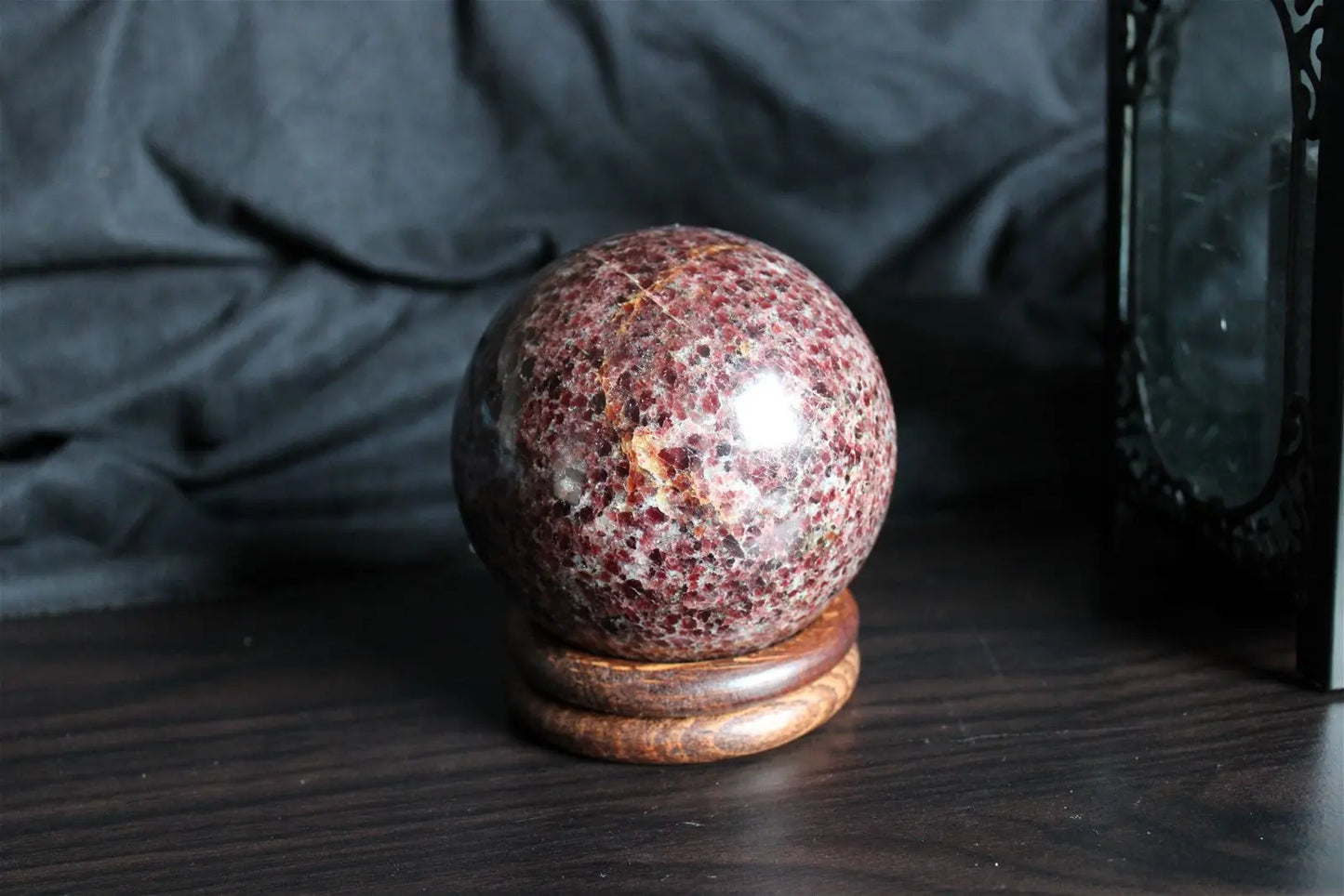 Sphère de grenat 9cm 1.4 kg environ RARE - Aurore Lune