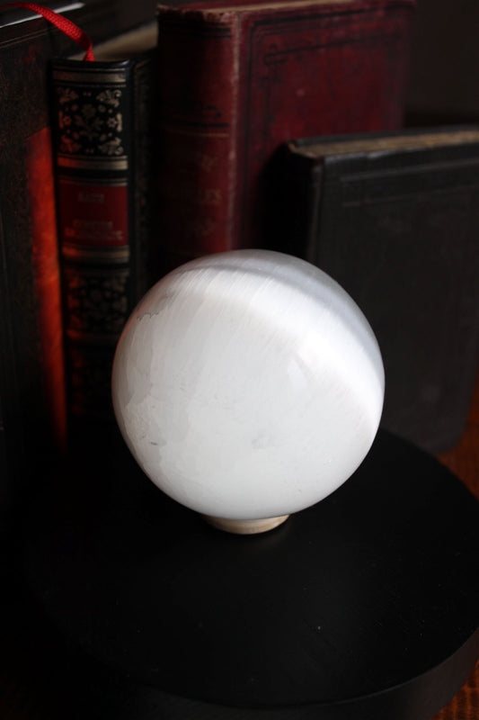 Sphère de sélénite 8 cm avec support en bois - Aurore Lune