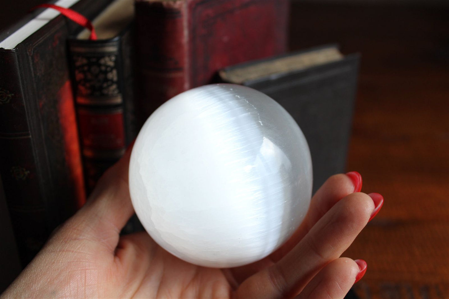 Sphère de sélénite 8 cm avec support en bois - Aurore Lune