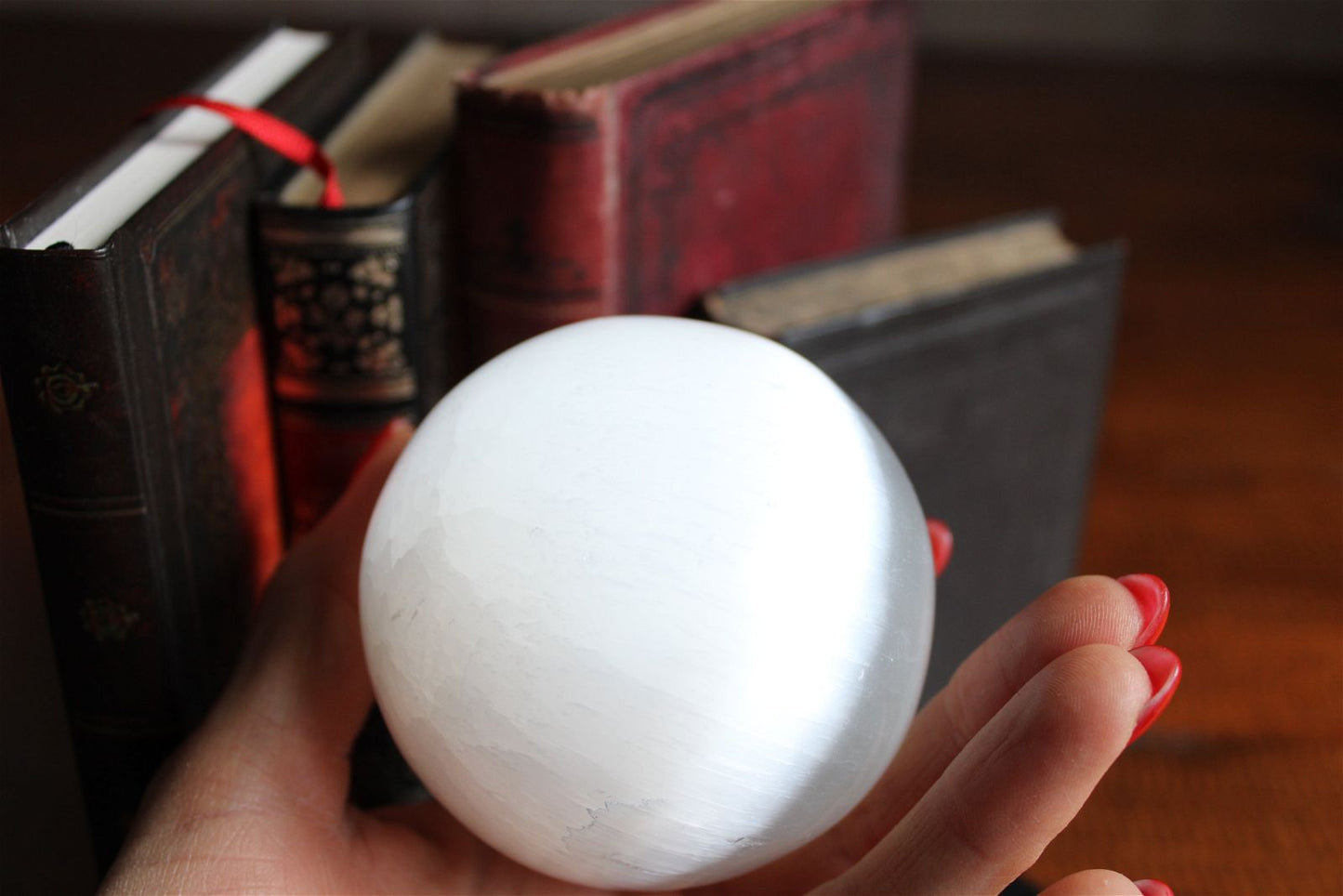 Sphère de sélénite 8 cm avec support en bois - Aurore Lune