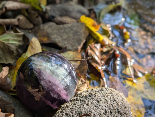 Sphère en fluorite verte et violette - Aurore Lune