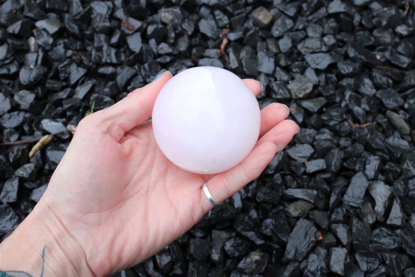 Sphère en manganocalcite 428 grammes 6.5 cm - Aurore Lune
