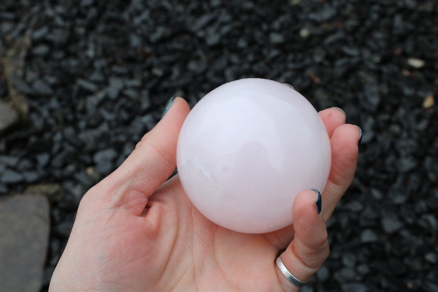 Sphère en manganocalcite 428 grammes 6.5 cm - Aurore Lune