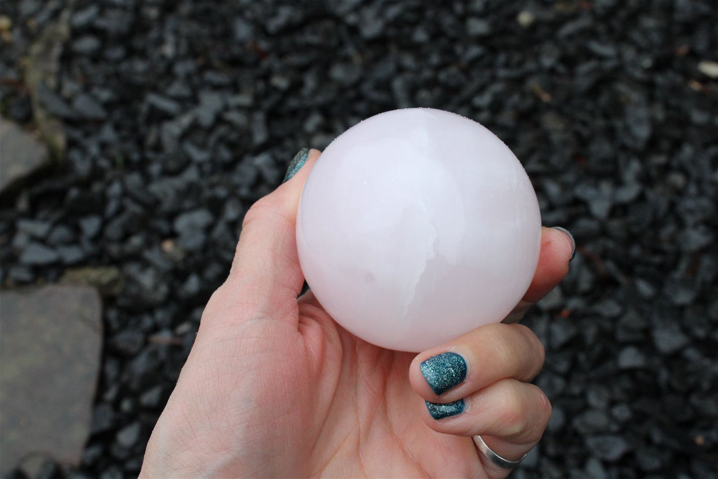 Sphère en manganocalcite 428 grammes 6.5 cm - Aurore Lune