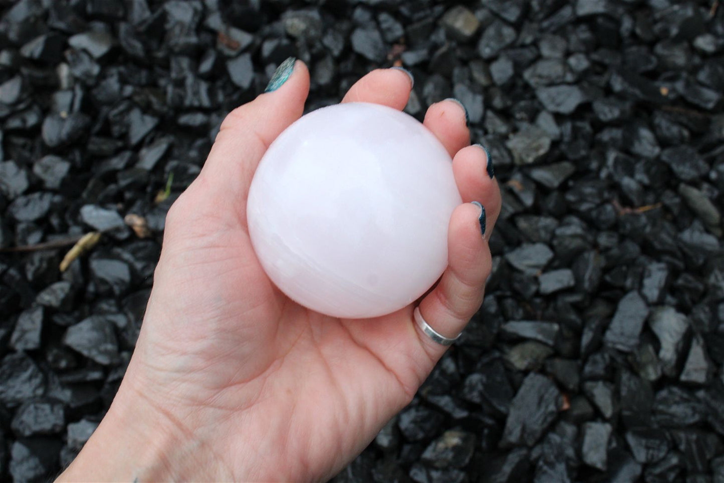 Sphère en manganocalcite 428 grammes 6.5 cm - Aurore Lune