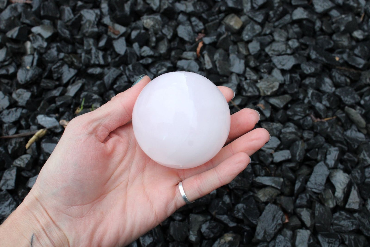 Sphère en manganocalcite 428 grammes 6.5 cm - Aurore Lune