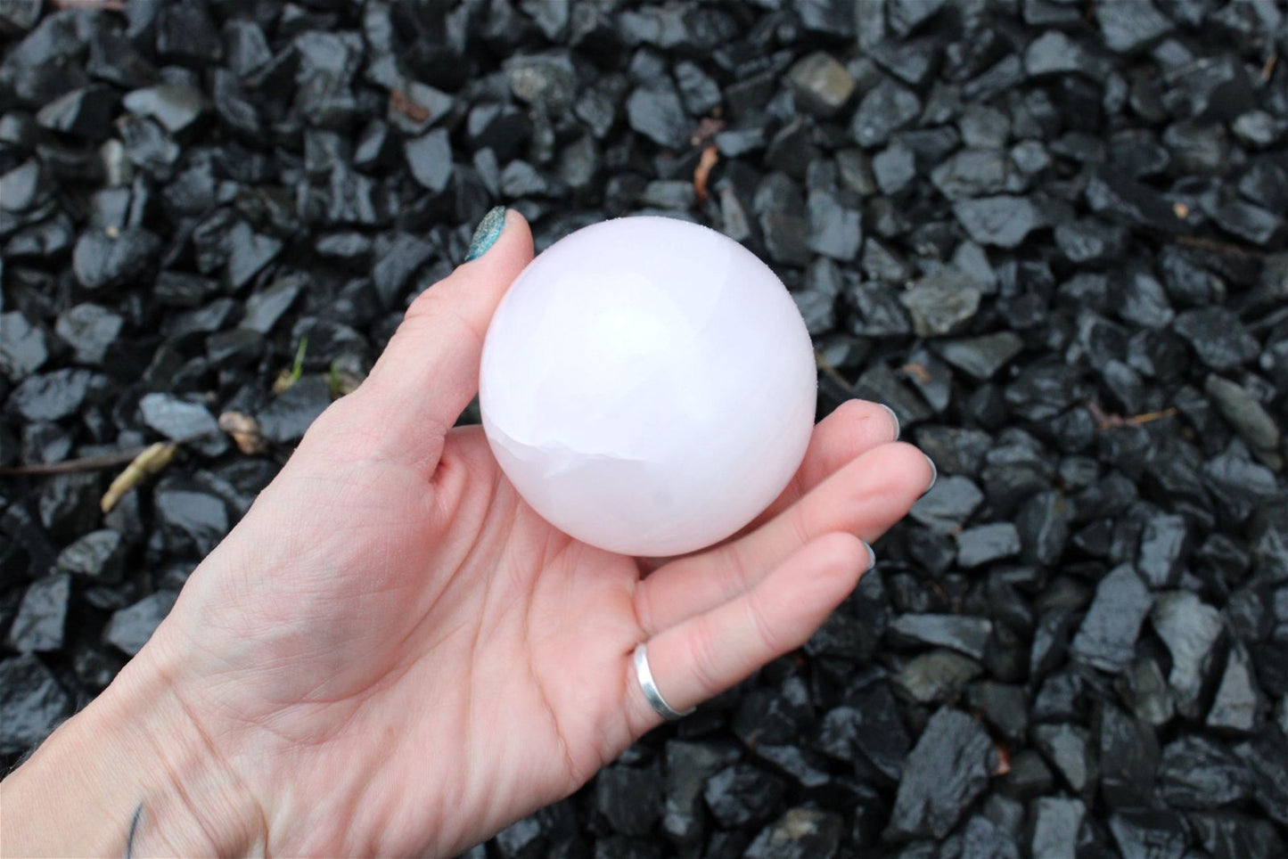 Sphère en manganocalcite 428 grammes 6.5 cm - Aurore Lune
