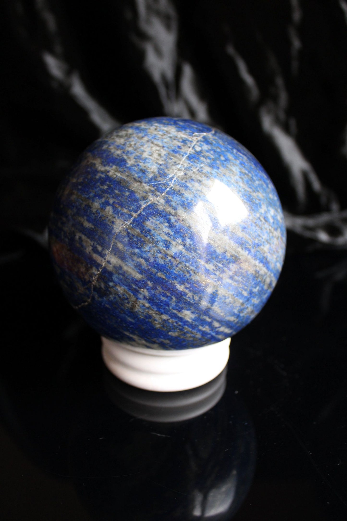 Sphère lapis lazuli 2.522 kg 11.5 cm - Aurore Lune