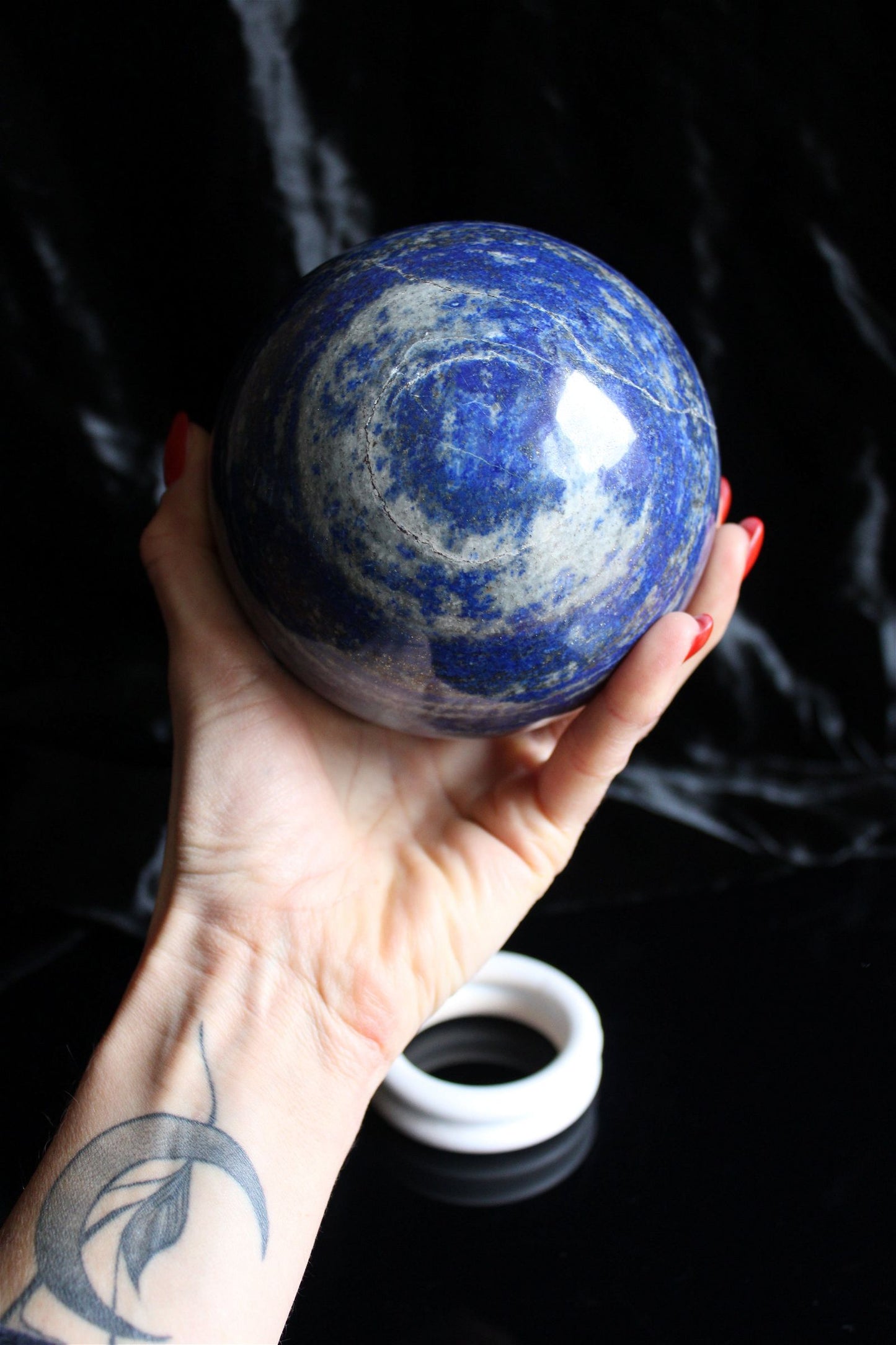 Sphère lapis lazuli 2.522 kg 11.5 cm - Aurore Lune
