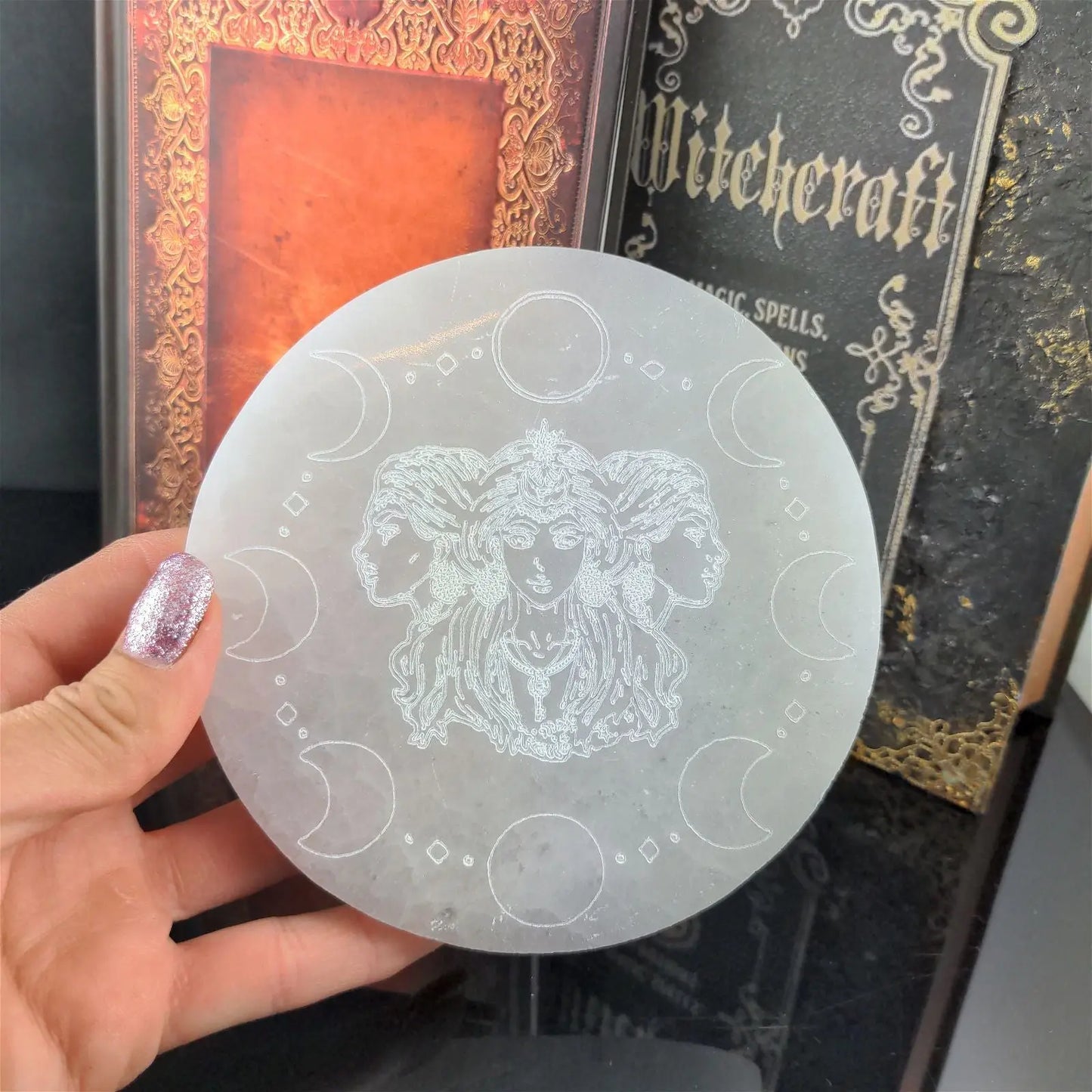 Triple Deesse ou Hécate gravée sur sélénite 12 cm - Aurore Lune