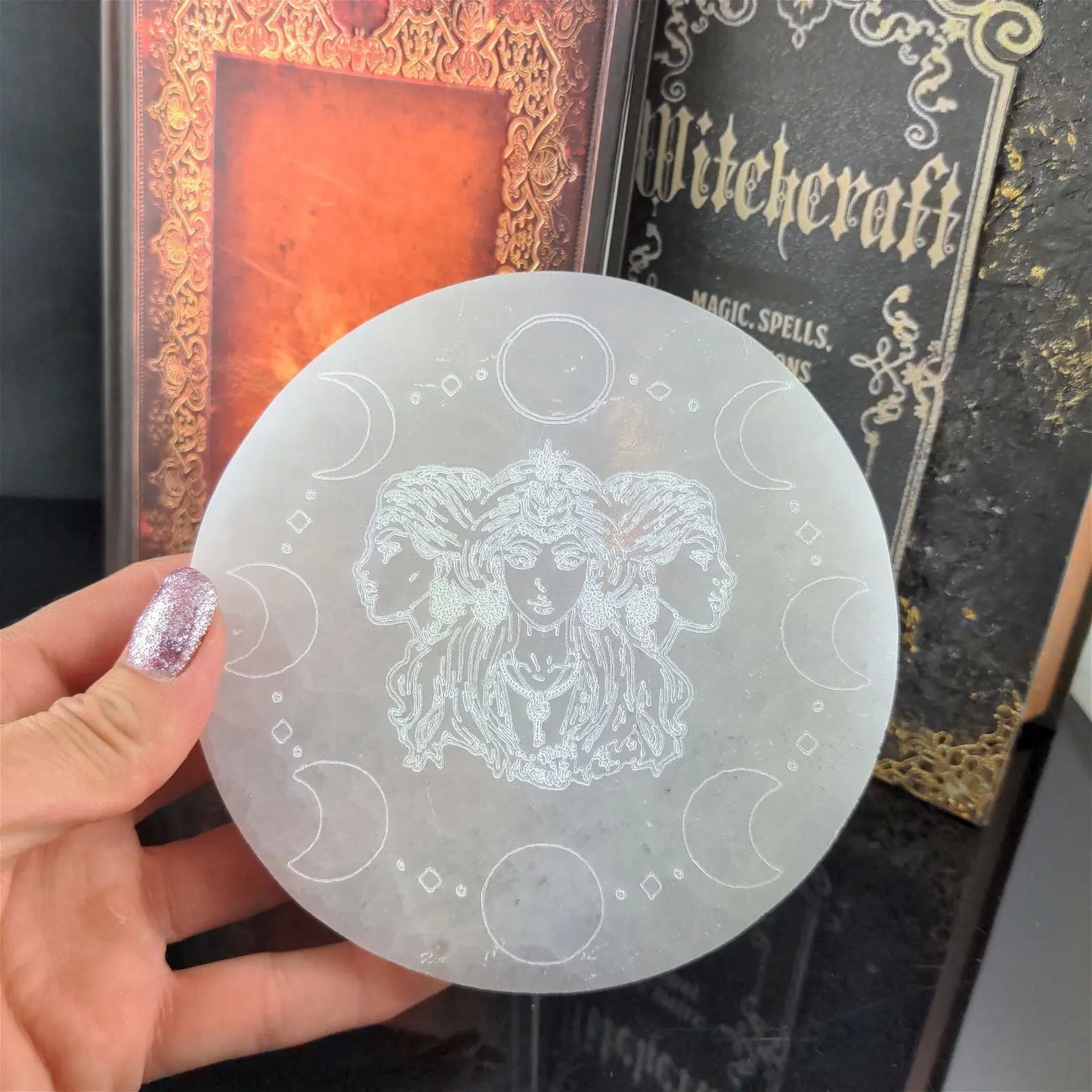 Triple Deesse ou Hécate gravée sur sélénite 12 cm - Aurore Lune