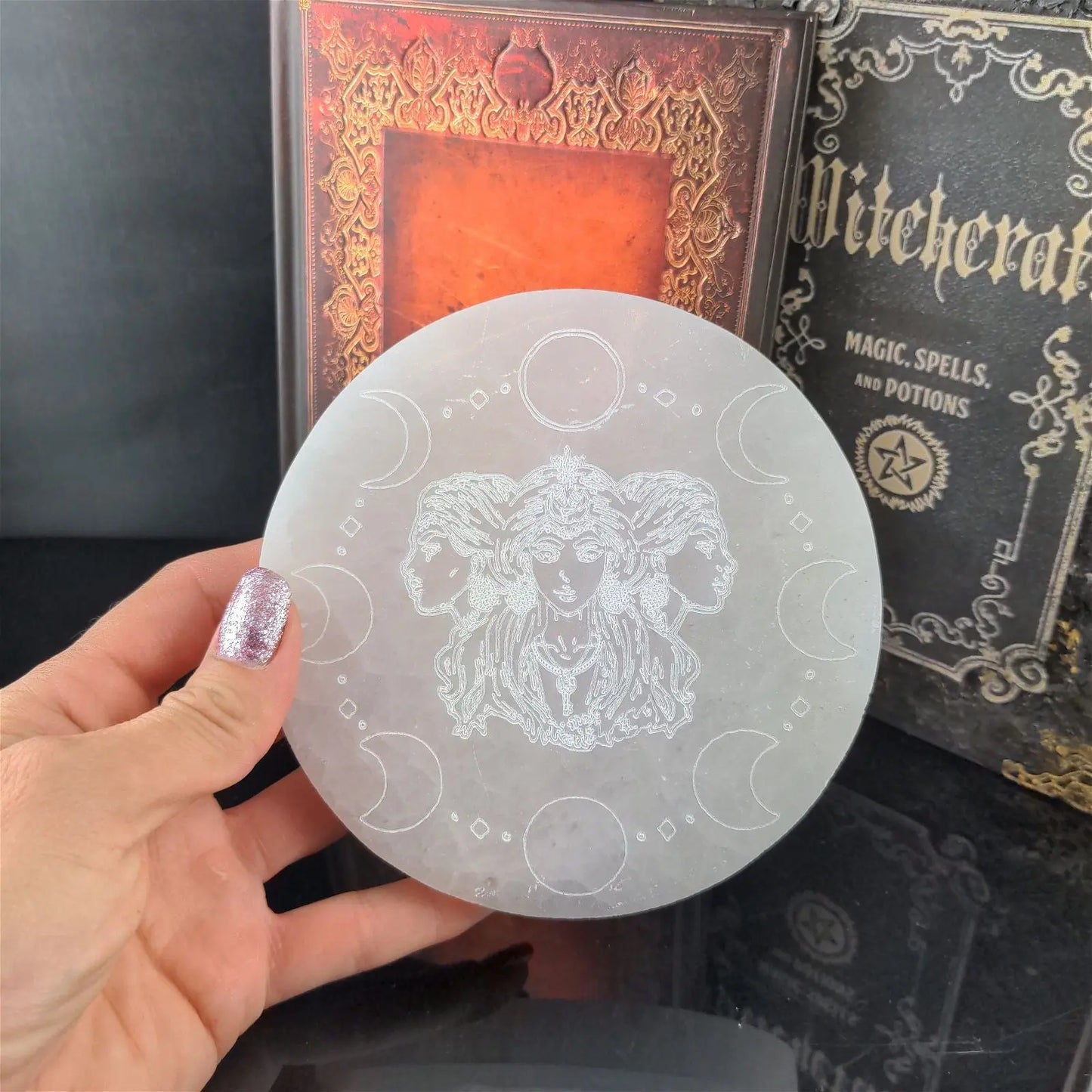 Triple Deesse ou Hécate gravée sur sélénite 12 cm - Aurore Lune