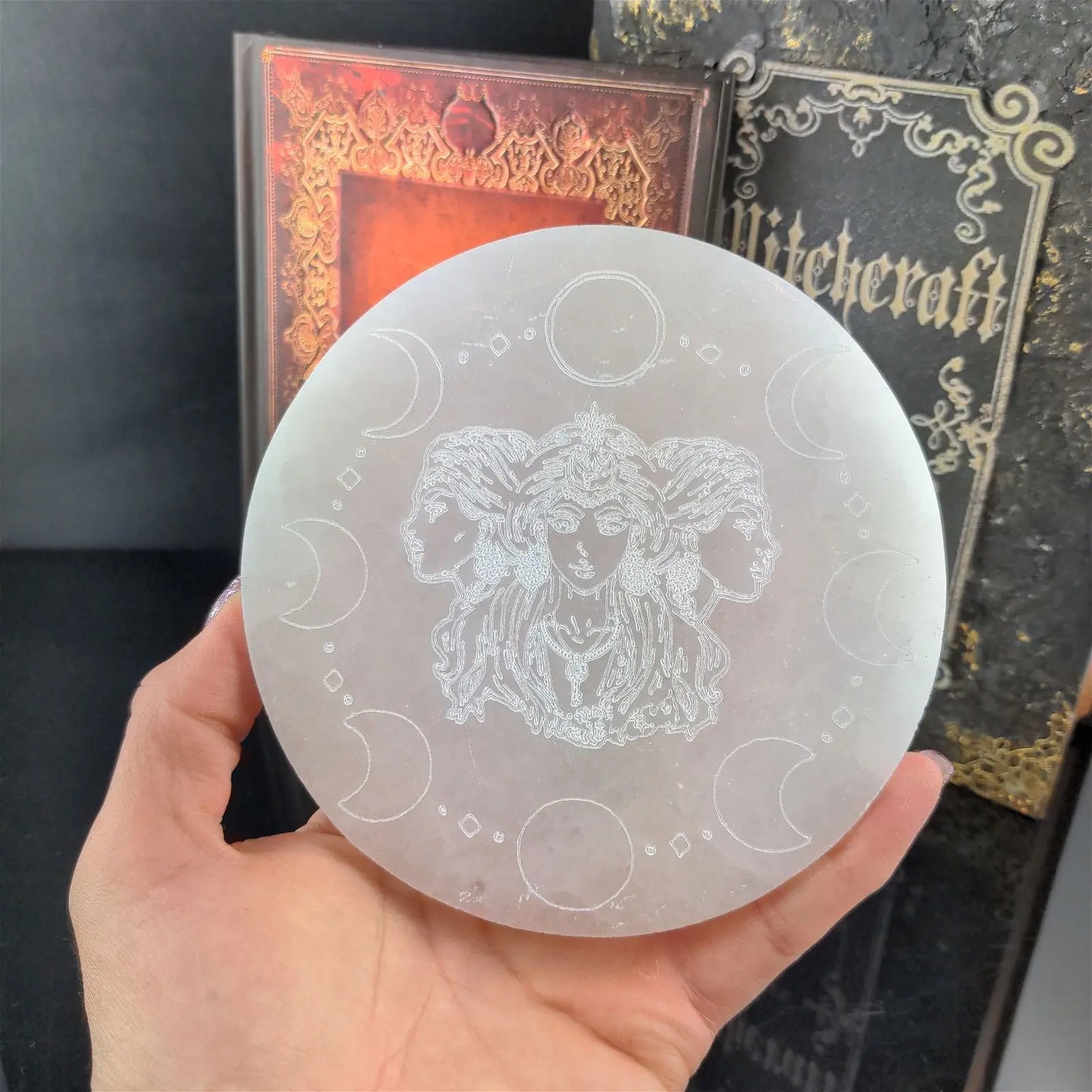 Triple Deesse ou Hécate gravée sur sélénite 12 cm - Aurore Lune