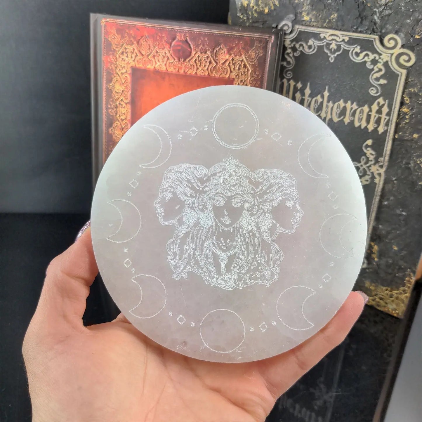 Triple Deesse ou Hécate gravée sur sélénite 12 cm - Aurore Lune