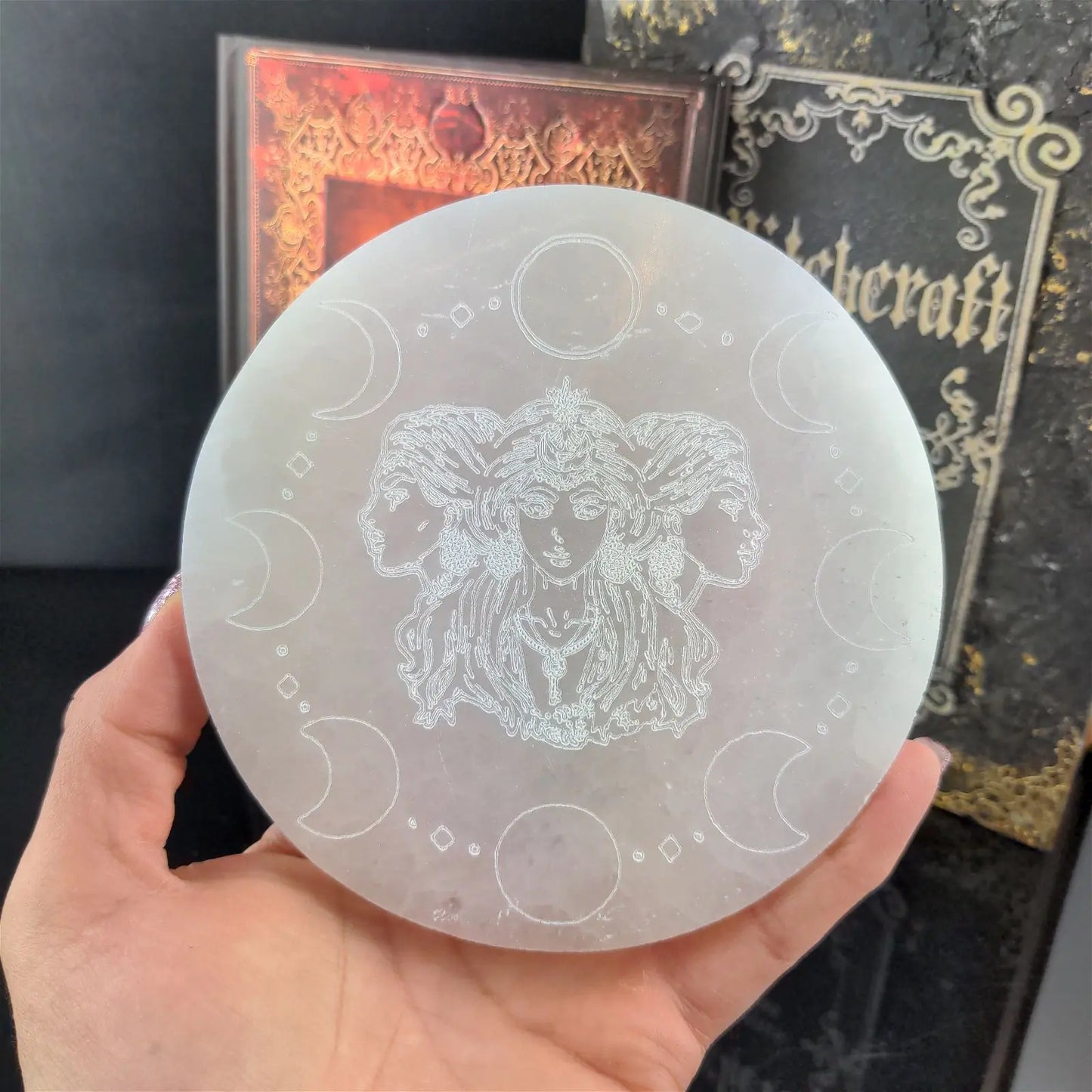 Triple Deesse ou Hécate gravée sur sélénite 12 cm - Aurore Lune