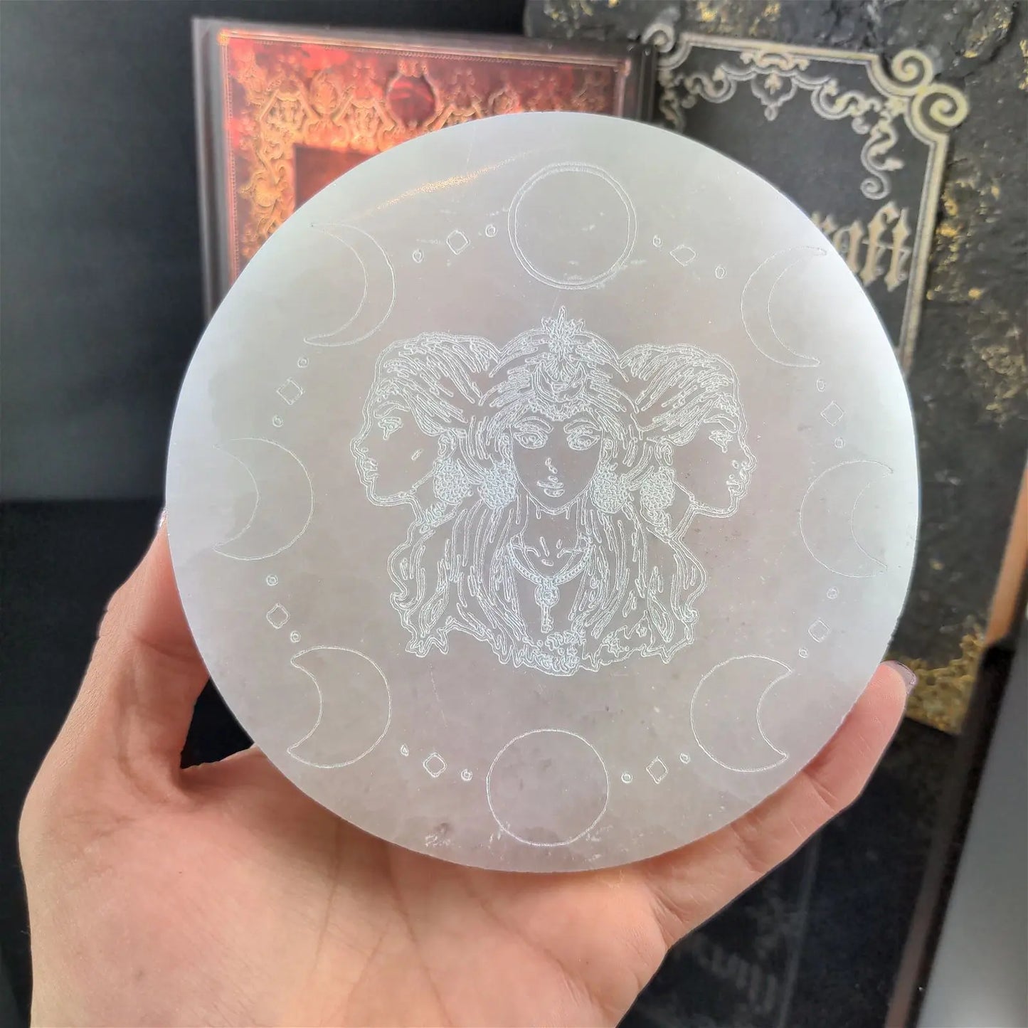 Triple Deesse ou Hécate gravée sur sélénite 12 cm - Aurore Lune