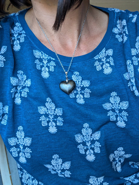 Un collier coeur en obsidienne argentée - Aurore Lune