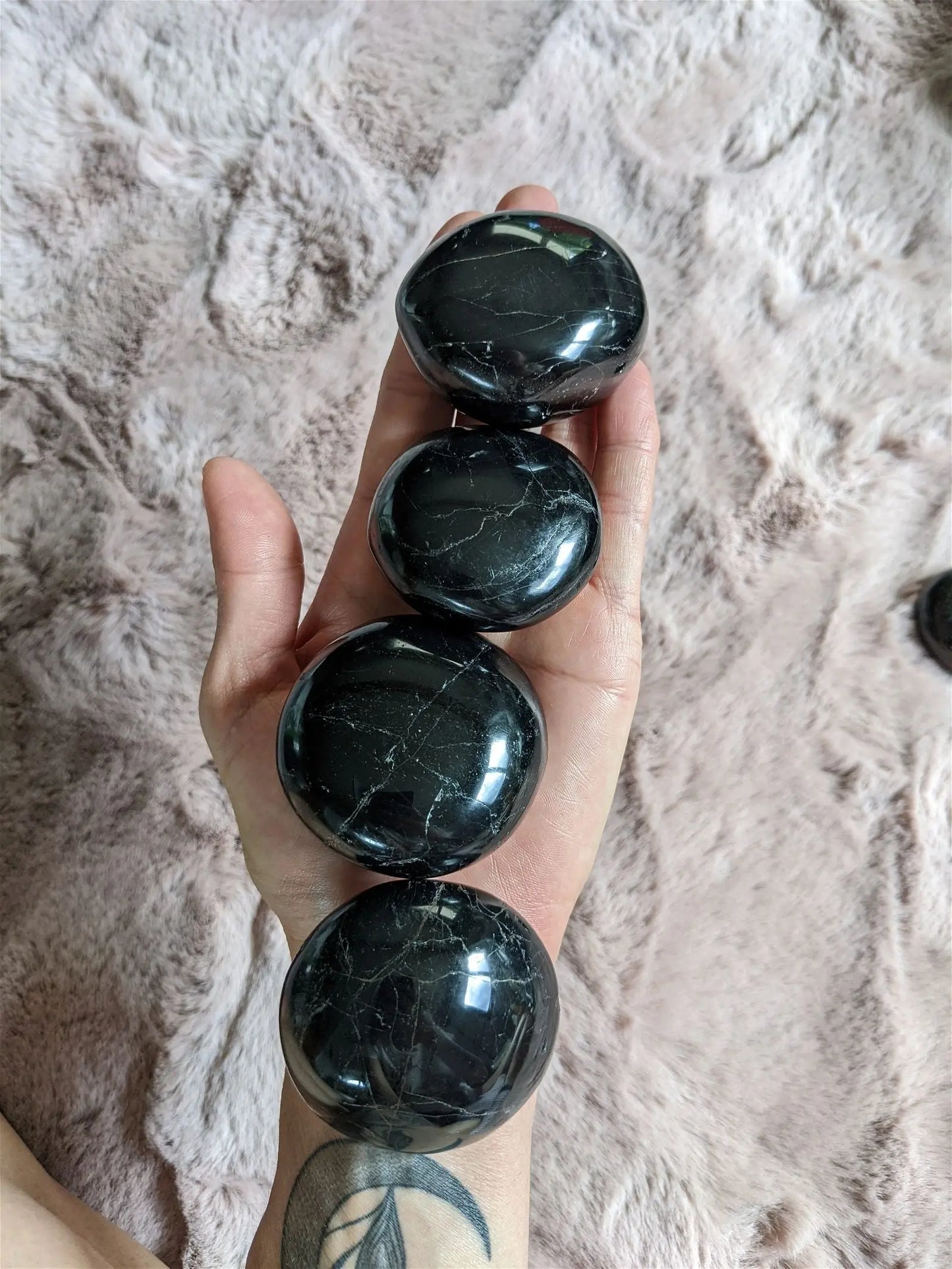 Un galet de tourmaline noire - Aurore Lune