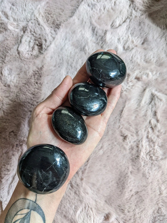Un galet de tourmaline noire - Aurore Lune